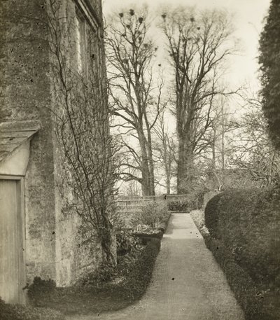Kelmscott Manor: A kertben alkotó: Frederick H. Evans