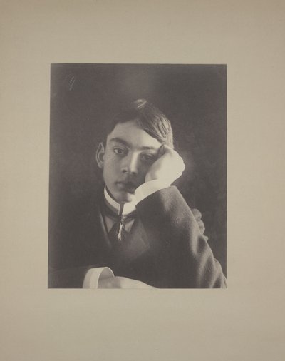 Fiú öltönyben, kezét az archoz szorítva, 1896 körül alkotó: Frederick Holland Day