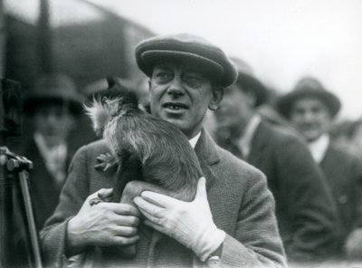 Egy fekete tarajos mangabey, esetleg szeplők, felvezetőjével egy külső adásban vesz részt a Londoni Állatkertből, 1925 alkotó: Frederick William Bond