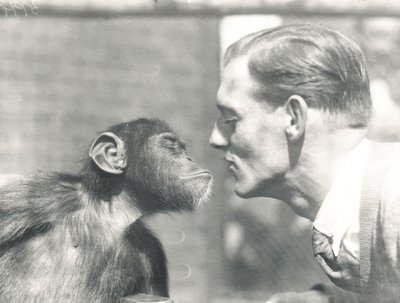 Booboo, a csimpánz és John Shelly a ZSL Londoni Állatkertben, 1927. szeptember alkotó: Frederick William Bond