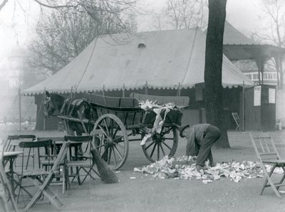 Takarítás egy ünnep után a londoni állatkertben 1924-ben (f/w fotó) alkotó: Frederick William Bond
