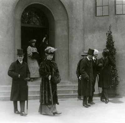 V. György király és Mária királyné a londoni állatkert akváriumában, 1924 alkotó: Frederick William Bond