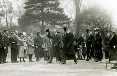 V. György király megemelte kalapját a kísérete előtt álló tömeg előtt, amikor a londoni állatkertben tett látogatást az akvárium hivatalos megnyitása céljából, 1924 áprilisában alkotó: Frederick William Bond