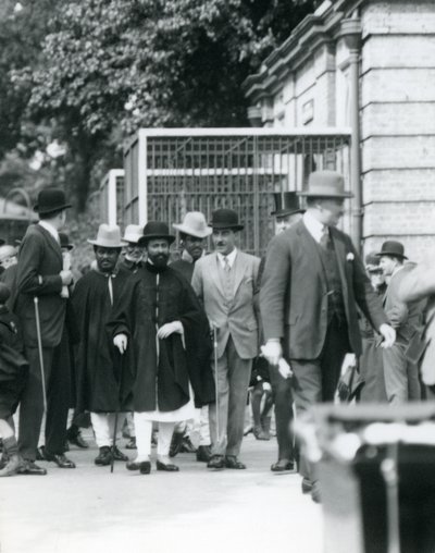 Sir Peter Chalmers Mitchell, Haile Selassie etióp régenssel és kíséretével, Londoni Állatkert, 1924 alkotó: Frederick William Bond