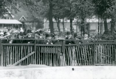 Olaszország királya, III. Viktor Emmánuel 1924-ben a londoni állatkertbe látogatott alkotó: Frederick William Bond