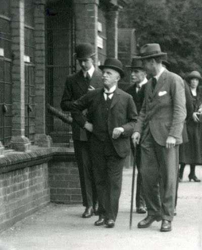 Olaszország királya, III. Viktor Emmánuel 1924-ben a londoni állatkertbe látogatott alkotó: Frederick William Bond
