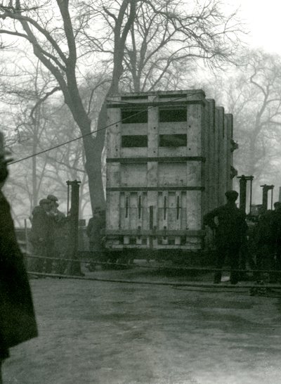 Lukhi nőstény ázsiai elefánt szállítása egy faládában, Londoni Állatkert, 1923 alkotó: Frederick William Bond