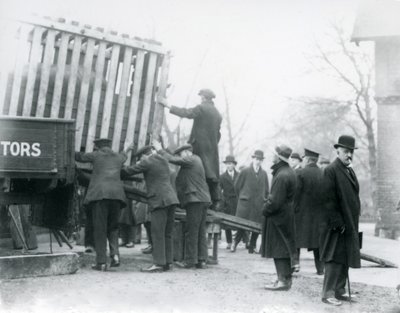 Az újonnan érkezett indiai orrszarvú kirakodása, Londoni Állatkert, 1924 alkotó: Frederick William Bond