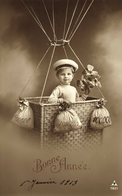 1913-as újévi kártya, amelyen egy fiú felszálló lufi látható, sok pénzzel ballasztként alkotó: French Photographer