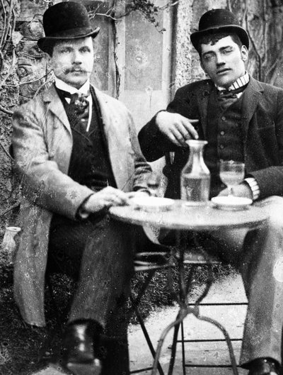 Egy chatelain (Ducos) és kocsisa egy kávézó teraszán ülve abszintot isznak - fénykép, 1890 körül alkotó: French Photographer