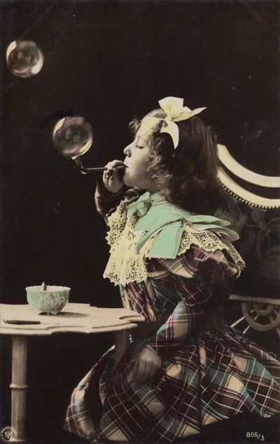 Egy kislány buborékokat fúj a pipából (színezett fotó) alkotó: French Photographer