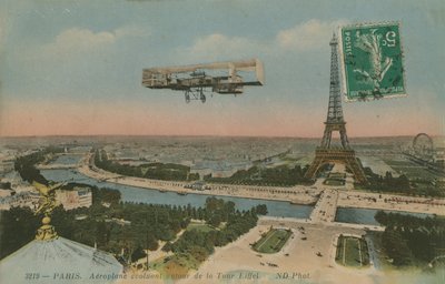 Repülőgép köröz az Eiffel-torony körül Párizsban, Franciaországban. 1913-ban feladott képeslap. alkotó: French Photographer