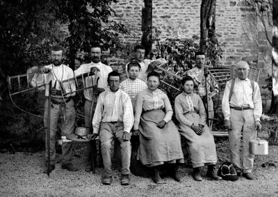 Mezőgazdasági munkások és szerszámaik, hamisítvány, rateau-ertrier (rake ertrier), fonott kosár és gyűjtemény címzettje egy Bourmont melletti farmon Haute-Marne-ban (Haute Marne), 1890 körül. Fényképészet. Ducos kollekció. alkotó: French Photographer