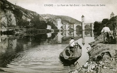 Cahors a 20. század elején: homoki halászok és csónakjaik a Loton, Val-entre (Valentre) hídja alkotó: French Photographer