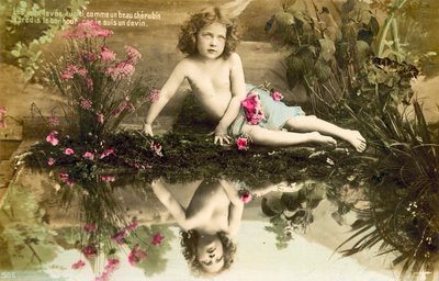 Gyermek, tükörképe a medencében alkotó: French Photographer