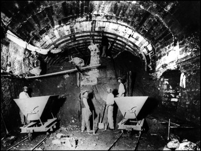 A párizsi metró építése - a nagyvárosi munkák: alagútfúrás az 1-es vonalon- fénykép alkotó: French Photographer