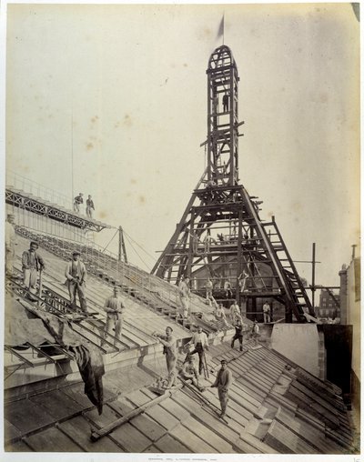 A párizsi nemzeti diszkontpult építése (vagy CNEP: a BNP Paribas alapító négy bank egyike): üvegen és állványzaton dolgozók (1881. május). Párizs, Bhvp alkotó: French Photographer