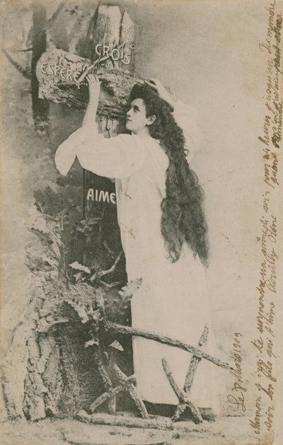 Crois Espere Aime (Believe Hope Love). 1913-ban feladott képeslap. A jobb szélén található kézírás személyes üzenet a családtagok között. alkotó: French Photographer