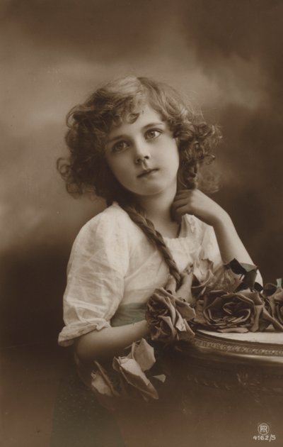 Aranyos lány rózsákkal alkotó: French Photographer