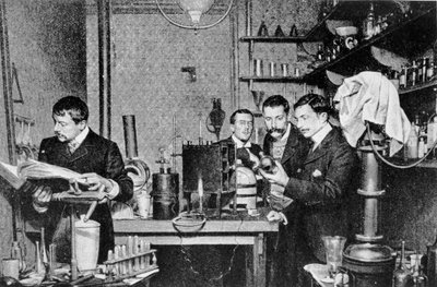 A Francia Alkímia és Asztrológiai Társaság igazgatói laboratóriumukban, 1903 alkotó: French Photographer