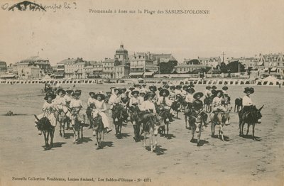 Szamárlovaglás a nyugat-franciaországi Les Sables-dOlonne tengerpartján. 1913-ban feladott képeslap. alkotó: French Photographer