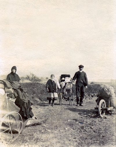 Egy parasztcsalád menekülése a harcok elől, Boulogne-la-Grasse közelében alkotó: French Photographer