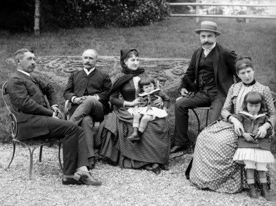 Városi lakosok családja, pózol a kertjükben, Bourmont közelében Haute-Marne-ban (Haute Marne), 1880 körül. Fényképészet. Ducos kollekció. alkotó: French Photographer