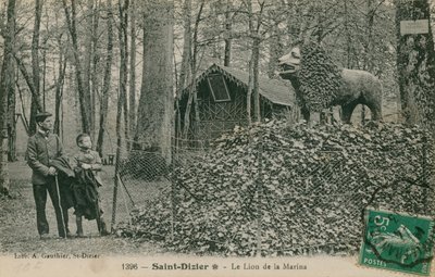 Apa és fia oroszlánszobrot néz Saint Dizierben. 1913-ban feladott képeslap. Kiadó: A Gauthier könyvtára. alkotó: French Photographer