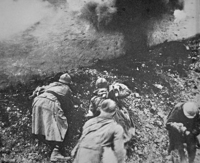 Francia gyalogság a német tüzérség tüze alatt a verduni csata alatt alkotó: French Photographer