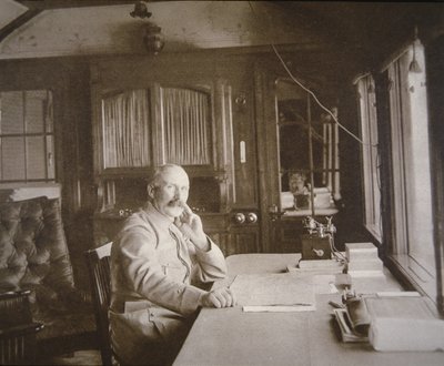 Pétain tábornok a vasúti kocsi-szalon főhadiszállásán a verduni csata idején, 1916. február-december (f/w fotó) alkotó: French Photographer