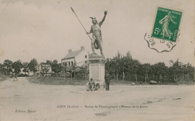 Gien (Loiret), Vercingetorix szobra. 1913-ban feladott képeslap. alkotó: French Photographer