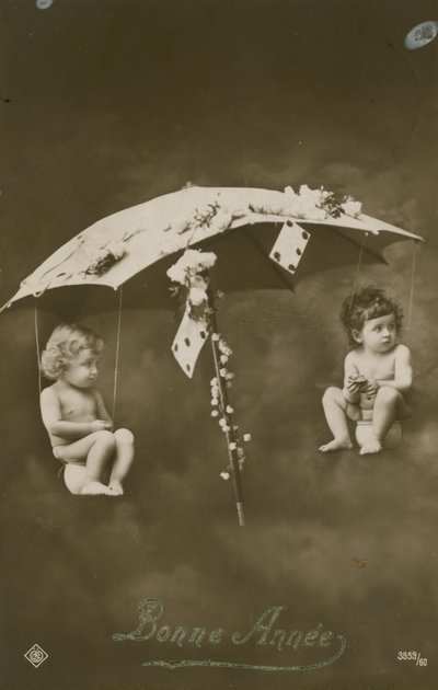 Boldog újévet kártya két babával, amely egy esernyőn lóg, 1913-ban alkotó: French Photographer