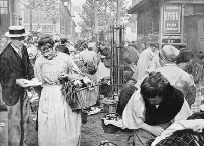 Hawker a vevők és eladók között, Les Halles, Párizs, 1896 alkotó: French Photographer