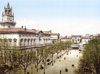 Az avignoni városháza és a Place de l