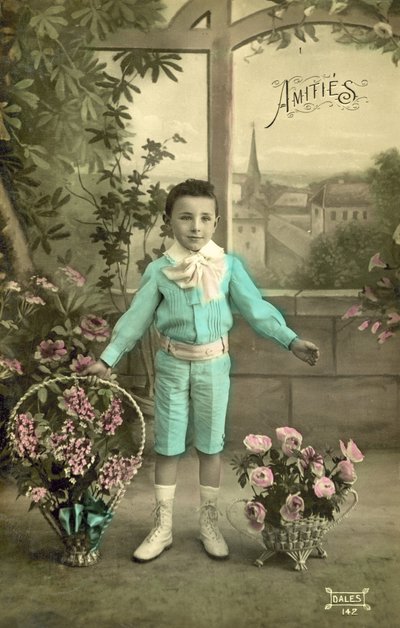Kisfiú kékben (színes fotó) alkotó: French Photographer