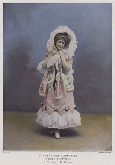 Mademoiselle Filliaux mint La Commere a La Revue des Dentelles-ben (színes fotó) alkotó: French Photographer