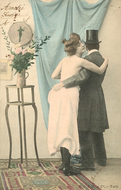 Férfi cilinderben félig öltözött nőt karolva alkotó: French Photographer