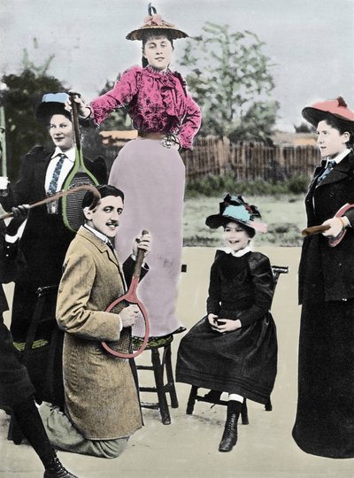Marcel Proust francia író egy csapat fiatal nő közepén, akik teniszütőn gitároznak, a párizsi Bineau tenisz körúton, 1892 alkotó: French Photographer