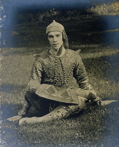 Nizsinszkij Igor hercegnek öltözve, keresztbe tett lábbal ül. alkotó: French Photographer