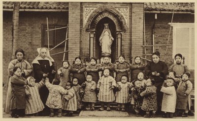 Az árvák a kínai árvaházukon kívül pózolnak alkotó: French Photographer