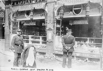 Párizs, a tömeg által szétvert német bolt, 1914 alkotó: French Photographer