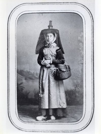 Fénykép névjegykártya francia regionális jelmezt ábrázoló, 1860-70 körül (f/w fotó) alkotó: French Photographer