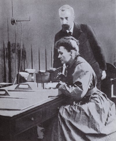 Pierre és Marie Curie, a rádium felfedezői a Párizsi Egyetem laboratóriumában, 1898 alkotó: French Photographer