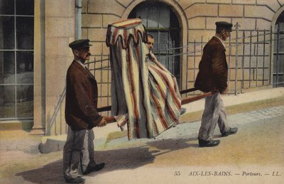Hordárok, akik beteget szállítanak Aix-Les-Bains-ben (színes fotó) alkotó: French Photographer