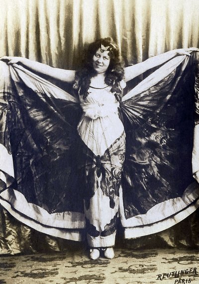 Loie Fuller (1862-1928) amerikai komikus, énekes, táncos portréja. alkotó: French Photographer