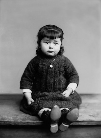 Portré egy Bourmont-i kislányról Haute Marne-ban, a keresztségéremmel. Fényképészet a 19. század végén. Ducos kollekció. alkotó: French Photographer
