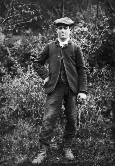 Fiatal férfi portréja, svájcisapka fejdísze a Septfontaines-i apátság kertjében, Bourmont en Haute Marne közelében. Fényképészet a 19. század végén. Ducos kollekció. alkotó: French Photographer