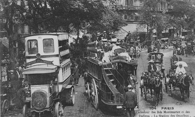 Képeslap, amely egy omnibusz-állomást ábrázol a Boulevard Montmartre és a Boulevard des Italiens kereszteződésében, Párizs, 1905-10 alkotó: French Photographer