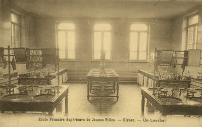 Általános iskolai fürdőszoba, Hirson (f/w fotó) alkotó: French Photographer