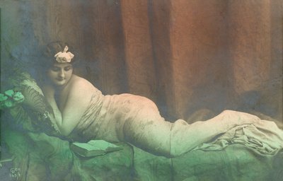 Fekvő lány, olvas alkotó: French Photographer